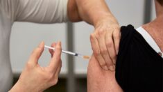 Dolor en el brazo tras la vacuna contra COVID-19 podría indicar una complicación grave, dice doctor