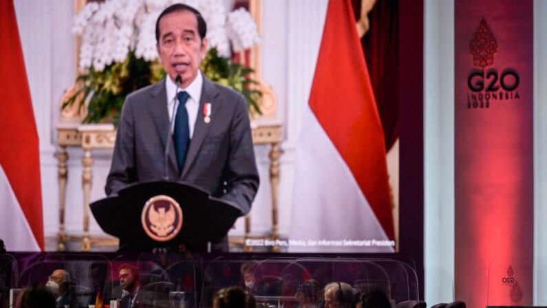 El presidente de Indonesia, Joko Widodo (en la pantalla), pronuncia el discurso de apertura de la reunión de ministros de finanzas del G20 en Yakarta, Indonesia, el 17 de febrero de 2022. (Bay Ismoyo/AFP/Getty Images)