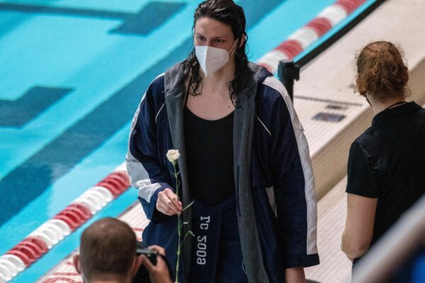 La nadadora transexual Lia Thomas, de la Universidad de Pennsylvania, recibe una rosa blanca junto a otras estudiantes de último año en los Campeonatos Femeninos de Natación y Buceo de la Ivy League de 2022 en la Universidad de Harvard en Cambridge, Massachusetts, el 19 de febrero del 2022. (Foto de JOSEPH PREZIOSO/AFP vía Getty Images)