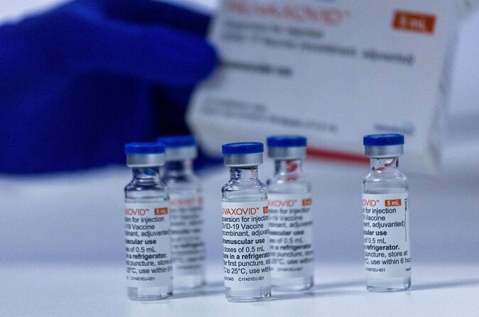 Un trabajador médico prepara ampollas de la vacuna Nuvaxovid contra el Covid-19 de Novavax en el centro de vacunación de Tegel el 28 de febrero de 2022 en Berlín, Alemania.(Carsten Koall/Getty Images)