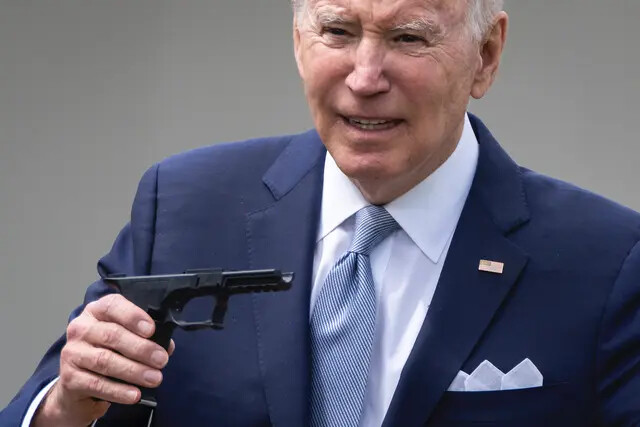 El presidente de Estados Unidos, Joe Biden, sostiene un kit de "armas fantasma" durante un evento sobre la violencia armada en el Jardín de las Rosas de la Casa Blanca en Washington el 11 de abril de 2022. (Drew Angerer/Getty Images)