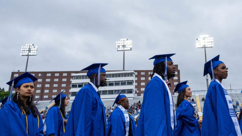Estudiantes de la Universidad Estatal de Tennessee se dirigen a sus asientos antes de graduarse en Nashville, Tennessee, el 7 de mayo de 2022. (Seth Herald/ AFP vía Getty Images)