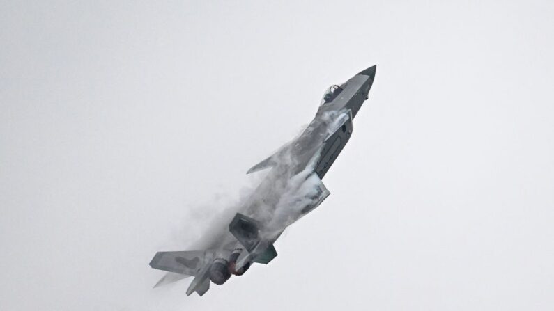 Un caza furtivo chino J-20 del Ejército Popular de Liberación (EPL) actúa en el Airshow China 2022 en Zhuhai, en la provincia meridional china de Guangdong, el 8 de noviembre de 2022. (CNS/AFP vía Getty Images)