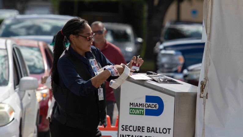 Un trabajador electoral de Miami-Dade sella una papeleta de voto en un buzón el 8 de noviembre de 2022 en Miami, Florida. Después de meses de campaña de los candidatos, los estadounidenses están votando en las elecciones de mitad de período para decidir carreras reñidas en todo el país. (Saul Martinez/Getty Images)