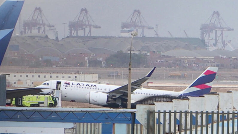 Esta captura de un video de AFP muestra el avión de vuelo LA2213 en el Aeropuerto Internacional Jorge Chávez de Lima (Perú), el 18 de noviembre de 2022. (Christian Sierra/AFPTV/AFP via Getty Images)