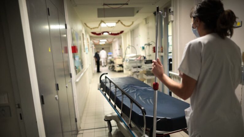 Un cuidador transporta una cama en el servicio de urgencias de un hospital en una foto de archivo. (Lou Benoist/AFP vía Getty Images)