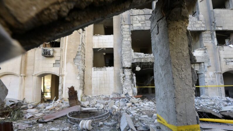 La policía utiliza cinta amarilla para acordonar una zona afectada por un ataque con misiles en Damasco (Siria), el 19 de febrero de 2023. (Louai Beshara/AFP vía Getty Images