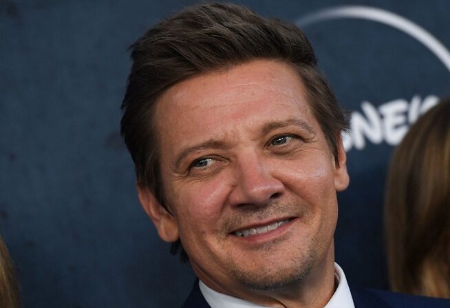 El presentador y productor ejecutivo Jeremy Renner llega a la alfombra roja del estreno de la serie original de Disney+ "Rennervations" en el Regency Village Theatre de Westwood, California, el 11 de abril de 2023. (VALERIE MACON/AFP vía Getty Images)