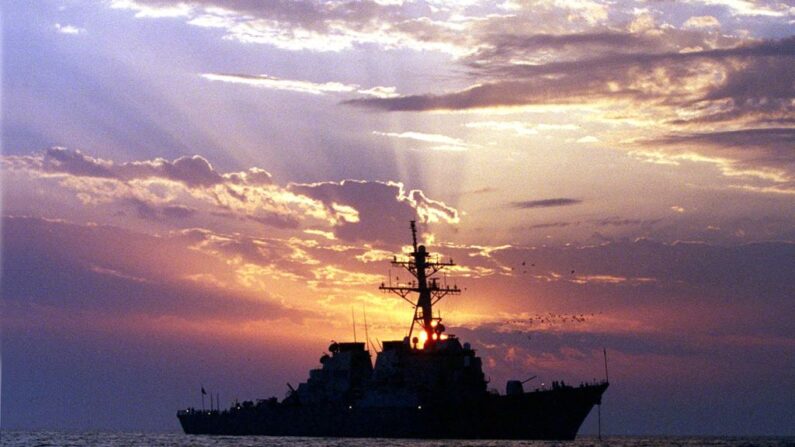 El destructor de misiles guiados USS Carney (DDG 64) patrulla las aguas del Golfo en apoyo de la Operación Southern Watch en una imagen de archivo.   (FelixGarza/US Navy/AFP vía Getty Images)