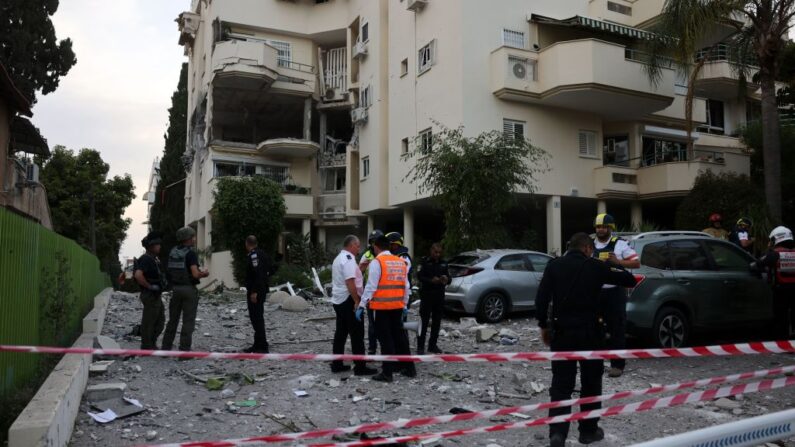 Las fuerzas israelíes y los rescatistas aseguran el área cerca de un edificio alcanzado por un cohete disparado desde la franja de Gaza, en Rehovot, cerca de Tel Aviv, el 11 de mayo de 2023. (Ahmad Gharabli/AFP vía Getty Images)