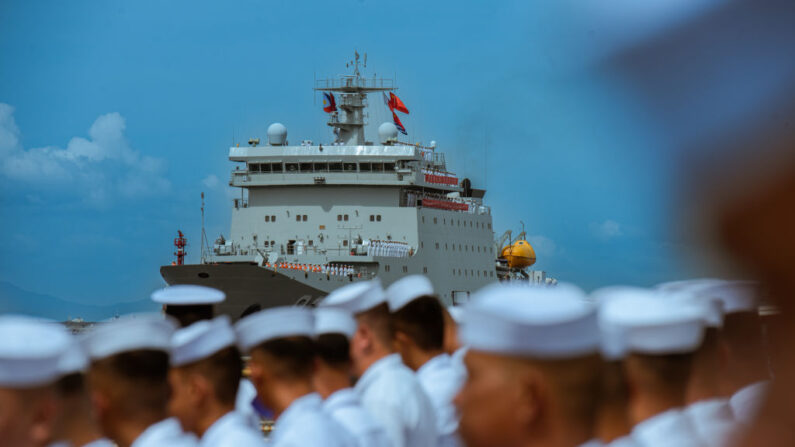 El mayor buque de entrenamiento naval de China, Qi Jiguang, atraca el 14 de junio de 2023 en Manila, Filipinas. (Jes Aznar/Getty Images)