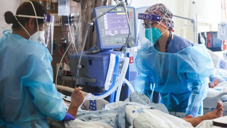 Una enfermera registrada atiende a los pacientes de COVID-19 en una unidad de cuidados intensivos en el Centro Médico Harbor-UCLA en Torrance, California, el 21 de enero de 2021. (Mario Tama/Getty Images)