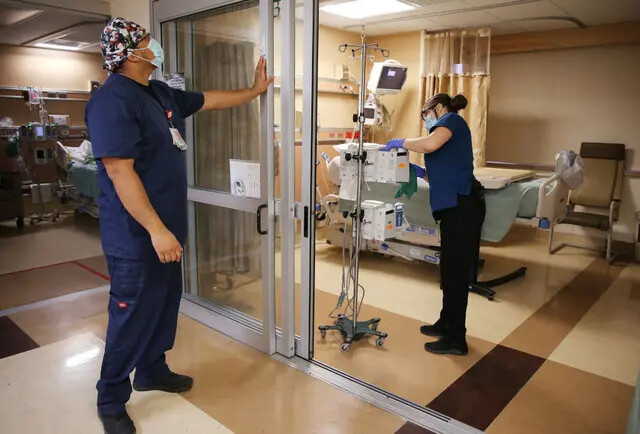 Trabajadores sanitarios preparan una sala de la UCI en el Centro Médico Providence St. Mary en Apple Valley, California, el 30 de marzo de 2021. (Mario Tama/Getty Images)