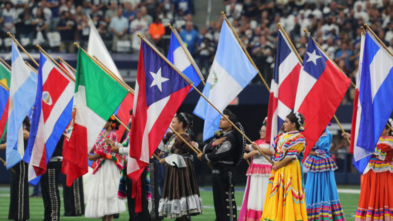 Se muestran banderas durante el himno nacional en honor al Mes de la Herencia Hispana antes del partido entre los Dallas Cowboys y los New York Giants en el AT&T Stadium el 10 de octubre de 2021 en Arlington, Texas. (Richard Rodriguez/Getty Images)