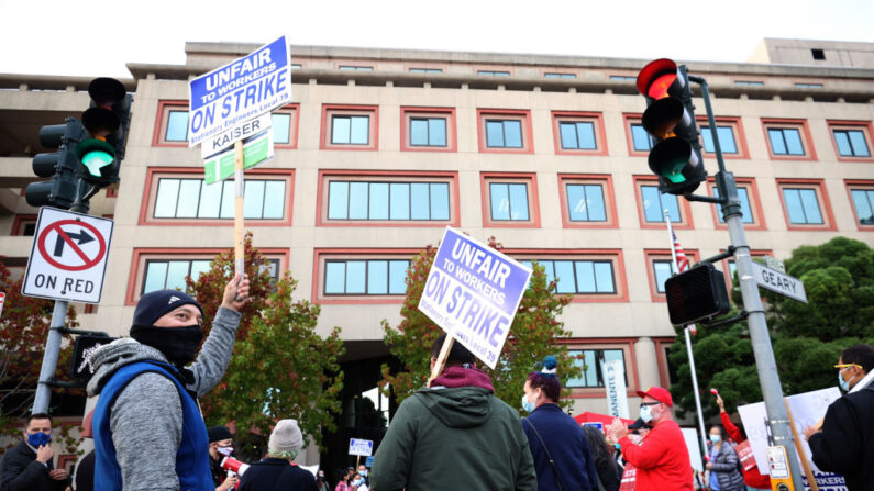 Trabajadores del sindicato Kaiser Permanente sostienen carteles de huelga durante un piquete informativo fuera del Centro Médico Kaiser Permanente San Francisco el 10 de noviembre de 2021 en San Francisco, California. (Justin Sullivan/Getty Images)