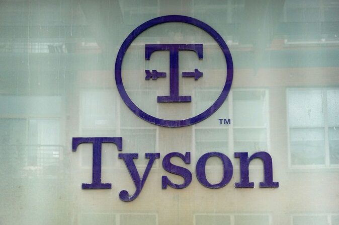 Un cartel cuelga sobre la puerta de las oficinas de Tyson Foods el 06 de octubre de 2022 en Chicago, Illinois. (Scott Olson/Getty Images)