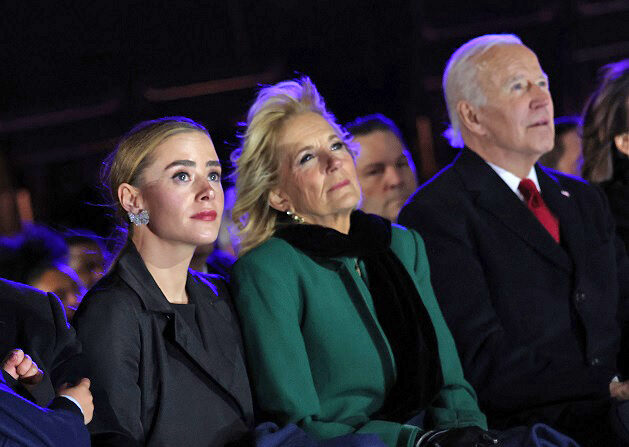 (De izquierda a derecha) Naomi Biden, la primera dama Jill Biden, el presidente estadounidense Joe Biden asisten al encendido del Árbol Nacional de Navidad en la Elipse el 30 de noviembre de 2022 en Washington, DC. (Kevin Dietsch/Getty Images)