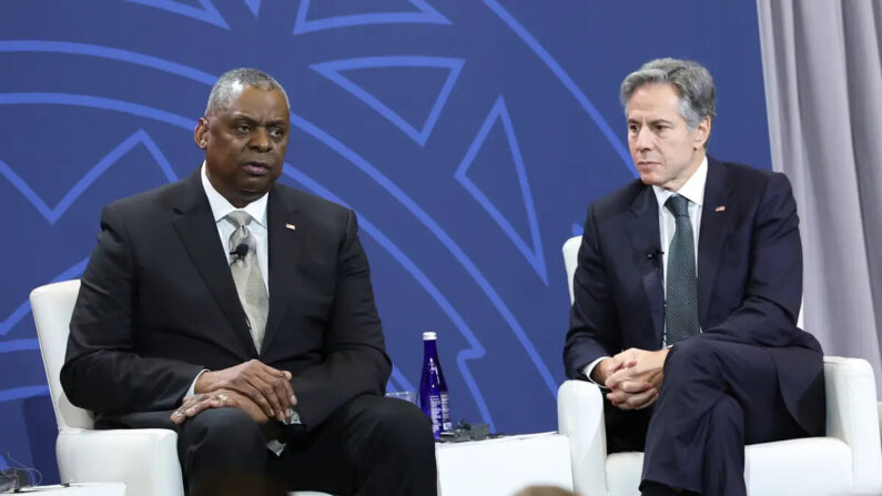 El Secretario de Defensa de EE.UU., Lloyd Austin, y el Secretario de Estado de EE.UU., Antony Blinken, participan en el Foro sobre Paz, Seguridad y Gobernanza durante la Cumbre de Líderes EE.UU.-África el 13 de diciembre de 2022 en Washington. (Kevin Dietsch/Getty Images)