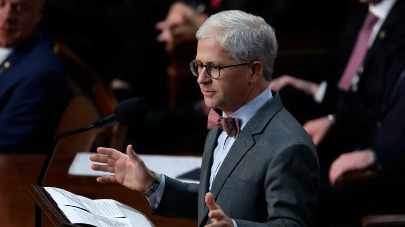 El representante electo Patrick McHenry ( R- N.C.) pronuncia un discurso en la Cámara de Representantes durante el cuarto día de votaciones para elegir al presidente de la Cámara de Representantes en el Capitolio de EE.UU. en Washington el 6 de enero de 2023. (Chip Somodevilla/Getty Images)