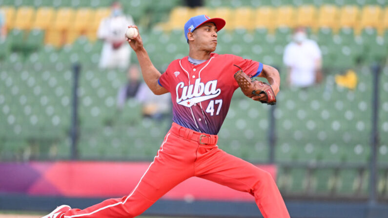 Yeudis Reyes # 47 del equipo Cuba lanza al final de la novena entrada durante el juego del Grupo A del Clásico Mundial de Béisbol entre Cuba y Panamá en el Estadio Intercontinental de Béisbol de Taichung en 2023 en Taichung, Taiwán. (Gene Wang/Getty Images)