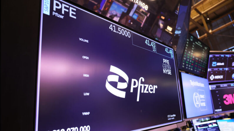 El logotipo de la empresa Pfizer se muestra mientras los operadores trabajan en el parqué de la Bolsa de Nueva York durante las operaciones de la mañana del 10 de abril de 2023 en la ciudad de Nueva York. (Michael M. Santiago/Getty Images)