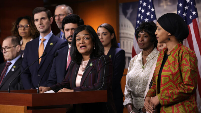 La representante estadounidense Pramila Jayapal (D-Wash.) habla durante una conferencia de prensa en el Capitolio en Washington, DC, el 24 de mayo de 2023. (Alex Wong/Getty Images)
