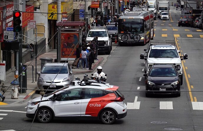 Un vehículo autónomo Chevrolet Cruise con conductor atraviesa una intersección el 08 de junio de 2023 en San Francisco, California. (Justin Sullivan/Getty Images)