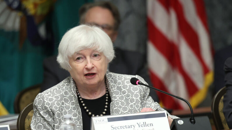 La secretaria del Tesoro de EE. UU., Janet Yellen, pronuncia un discurso durante una reunión del Consejo de Supervisión de la Estabilidad Financiera en el Tesoro de EE.UU. en Washington, el 28 de julio de 2023. (Kevin Dietsch/Getty Images)