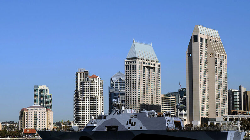 El buque de combate litoral USS Freedom (LCS 1) sale de la Bahía de San Diego para su despliegue en la región de Asia y el Pacífico el 1 de marzo de 2013 en San Diego, California.(Christine Walker-Singh/Marina de EE. UU. a través de Getty Images)