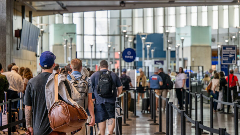 Pasajeros esperan para pasar el control de seguridad en el Aeropuerto Internacional Austin-Bergstrom el 31 de agosto de 2023 en Austin, Texas. (Brandon Bell/Getty Images)