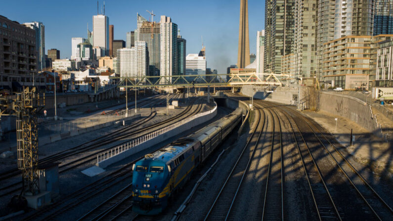 Un tren de VIA Rail sale de Union Station, el corazón de los viajes de VIA Rail, con destino a Windsor el 22 de abril de 2013 en Toronto, Ontario, Canadá. (Ian Willms/Getty Images)