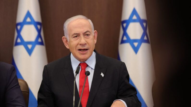 El primer ministro israelí, Benjamin Netanyahu, asiste a la reunión semanal del gabinete en su oficina de Jerusalén el 27 de septiembre de 2023. (Abir Sultan/Pool/AFP vía Getty Images)