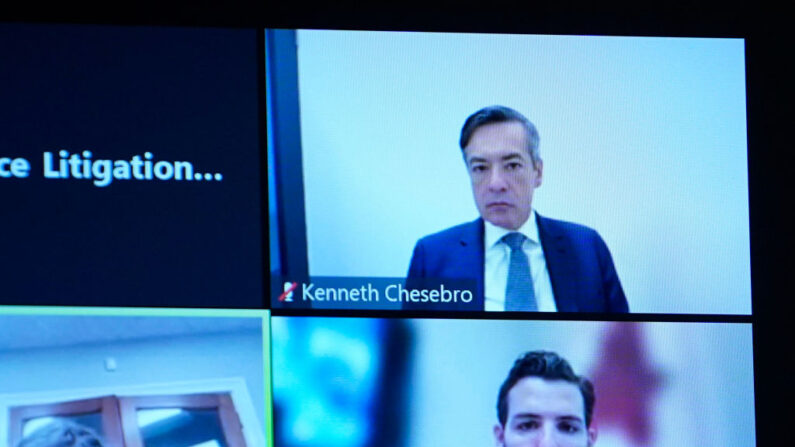 El exabogado de Trump Kenneth Cheseboro comparece ante el juez Scott McAfee mientras celebra una audiencia virtual de gestión de casos en el Tribunal Superior del Condado de Fulton que se muestra en monitores en el Tribunal Superior del Condado de Fulton en la Sala 5A en el caso de El Estado de Georgia vs Kenneth John Cheseboro, el 29 de septiembre de 2023 en Atlanta, Georgia.(Jack Gruber-Pool/Getty Images)