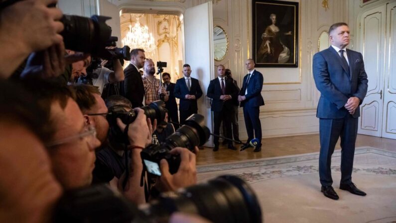 El presidente del partido Smer-Democracia Social, Robert Fico, espera antes de una reunión con el presidente eslovaco, en el Palacio Presidencial de Bratislava, Eslovaquia, el 2 de octubre de 2023. (VLADIMIR SIMICEK/AFP vía Getty Images)