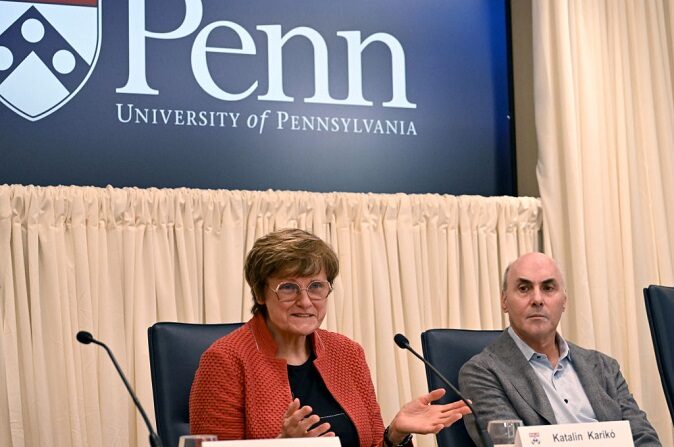 Katalin Karikó y Drew Weissman hablan durante una rueda de prensa tras ser galardonados con el Premio Nobel de Medicina en la Universidad de Pensilvania el 2 de octubre de 2023 en Filadelfia, Pensilvania. (Mark Makela/Getty Images)