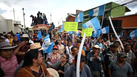 Manifestantes en Guatemala buscan a fiscal general en su casa para exigirle que renuncie