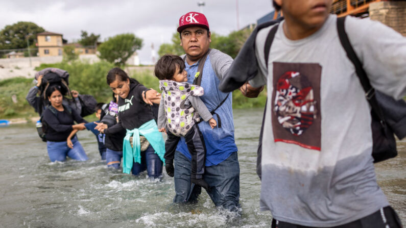 Inmigrantes venezolanos cruzan el Río Grande desde México hacia Estados Unidos el 30 de septiembre de 2023 en Eagle Pass, Texas. Un reciente aumento en los cruces de inmigrantes en la frontera sur de Estados Unidos ha abrumado a las autoridades. (John Moore/Getty Images)