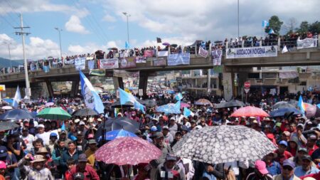 Estudiantes y médicos se unen a manifestación en contra de fiscal general de Guatemala