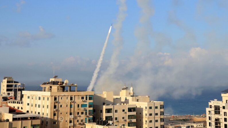 Cohetes disparados desde la ciudad de Gaza hacia Israel el 7 de octubre de 2023. Decenas de cohetes fueron disparados desde Gaza hacia Israel el 7 de octubre de 2023, dijo un periodista de AFP en el territorio palestino, mientras las sirenas de advertencia de fuego entrante sonaban en Israel. (Mahmud Hams/AFP vía Getty Images)