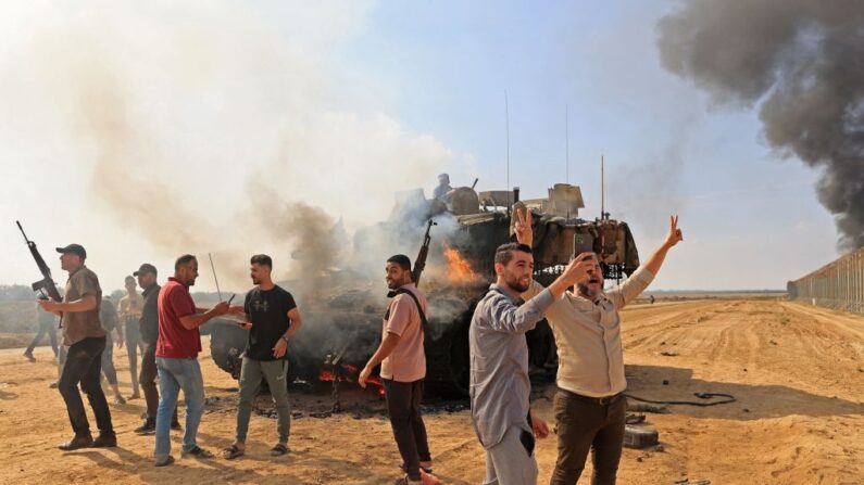  Palestinos toman el control de un tanque israelí tras cruzar la valla fronteriza con Israel desde Khan Yunis, en el sur de la Franja de Gaza, el 7 de octubre de 2023. (Said Khatib/AFP vía Getty Images)