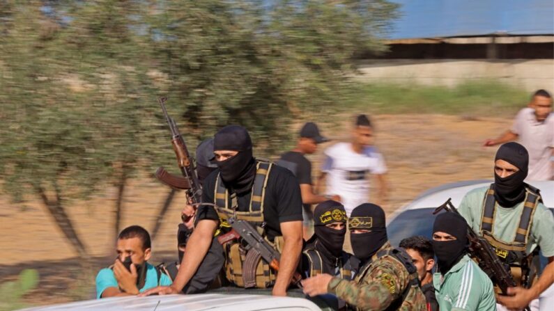 Terroristas Hamás avanzan hacia la valla fronteriza con Israel desde Jan Yunis, en el sur de la Franja de Gaza, el 7 de octubre de 2023. (Said Khatib/AFP vía Getty Images)