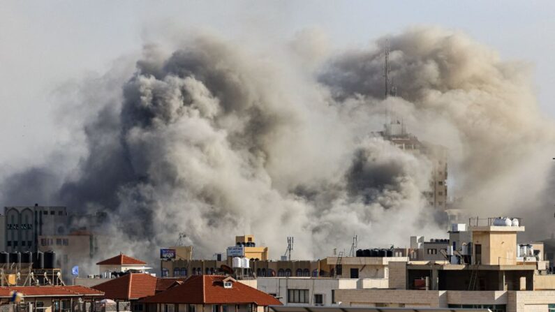 Columnas de humo se elevan sobre la ciudad de Gaza durante los ataques aéreos israelíes lanzados en represalia por los ataques contra Israel, el 7 de octubre de 2023. (Mahmud Hams/AFP vía Getty Images)