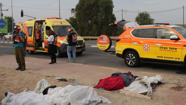 Los cuerpos de los civiles muertos en un ataque de militantes palestinos yacen cubiertos en la ciudad de Sderot, en el sur de Israel, el 7 de octubre de 2023. (Baz Ratner/AFP vía Getty Images)