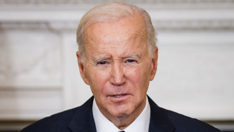 El presidente de Estados Unidos, Joe Biden, habla sobre los ataques terroristas en Israel desde el Comedor de Estado en la Casa Blanca en Washington, DC, el 7 de octubre de 2023. (Samuel Corum/Getty Images)