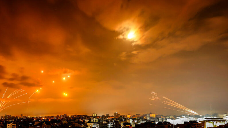 Cohetes disparados por terroristas palestinos desde la ciudad de Gaza son interceptados por el sistema de misiles de defensa israelí Cúpula de Hierro en la madrugada del 8 de octubre de 2023. (Eyad Baba/AFP vía Getty Images)
