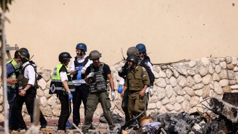 Rescatistas y fuerzas de seguridad se reúnen frente a una comisaría de policía israelí en Sderot después de que fuera dañada durante los combates para desalojar a los militantes de Hamás que estaban estacionados en el interior, el 8 de octubre de 2023. (RONALDO SCHEMIDT/AFP vía Getty Images)