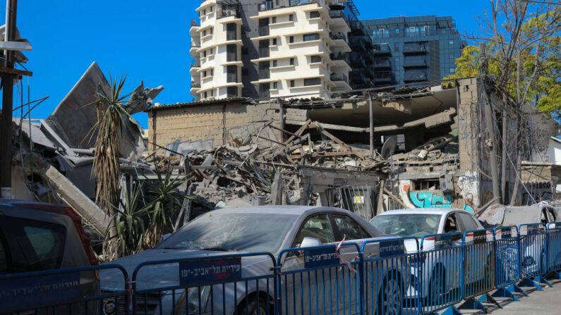 Un edificio se derrumbó debido a la caída de un cohete y automóviles destruidos y polvorientos en el sur de Tel Aviv (Israel), el 8 de octubre de 2023. (Yahel Gazit/Middle East Images/AFP vía Getty Images)