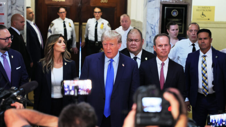 El expresidente Donald Trump habla con los medios cuando llega al inicio de su juicio por fraude civil en la Corte Suprema del Estado de Nueva York en la ciudad de Nueva York el 2 de octubre de 2023. (Michael M. Santiago/Getty Images)
