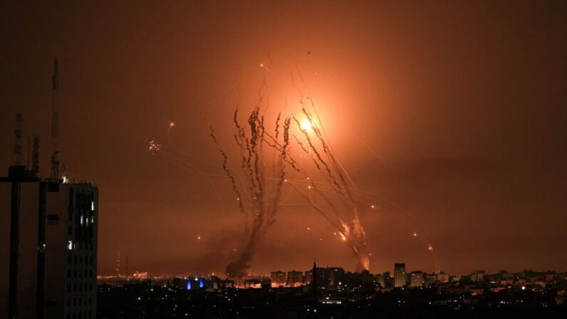 Misiles israelíes lanzados desde el sistema de defensa antimisiles, Cúpula de Hierro, intentan interceptar los cohetes disparados desde la Franja de Gaza, sobre la ciudad de Netivot, en el sur de Israel, el 8 de octubre de 2023. (Mahmud Hams/AFP vía Getty Images)