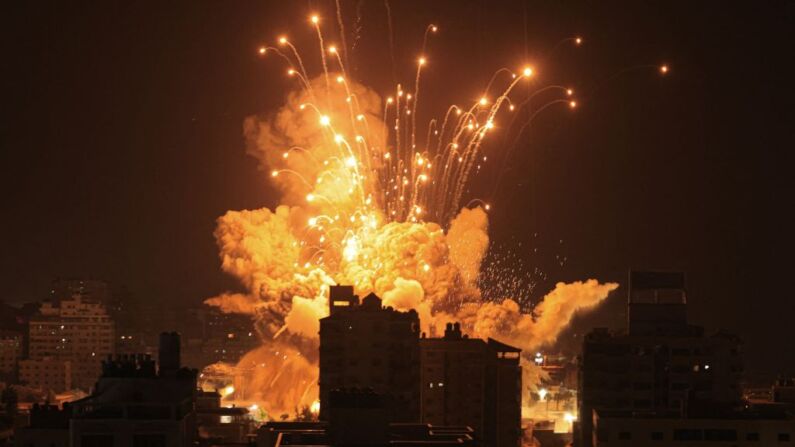 Un misil explota en la ciudad de Gaza durante un ataque aéreo israelí el 8 de octubre de 2023. Israel, sacudido por el ataque más mortífero en su territorio en medio siglo, declaró formalmente la guerra a Hamás el domingo, mientras el número de muertos en el conflicto se acercaba a los 1000 luego de que el grupo terrorista palestino lanzara un ataque masivo por sorpresa desde Gaza. (MAHMUD HAMS/AFP vía Getty Images)